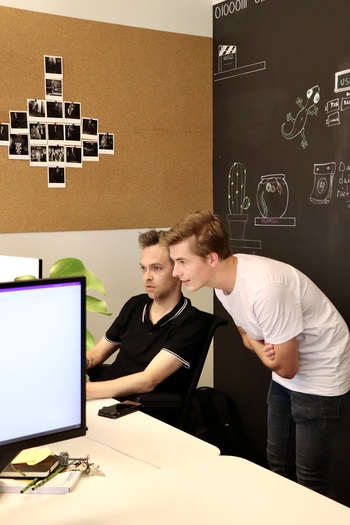 Kieran en Cis achter de computer Collega's in gesprek